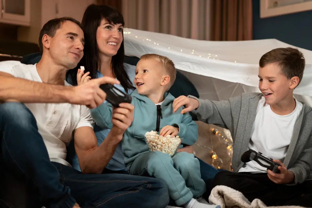 Família assistindo streaming com apps inclusos no plano Infornet